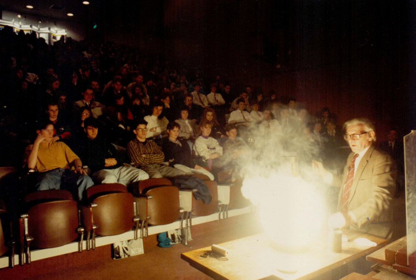 Dundee Institute of Technology Science Demonstration 1990
